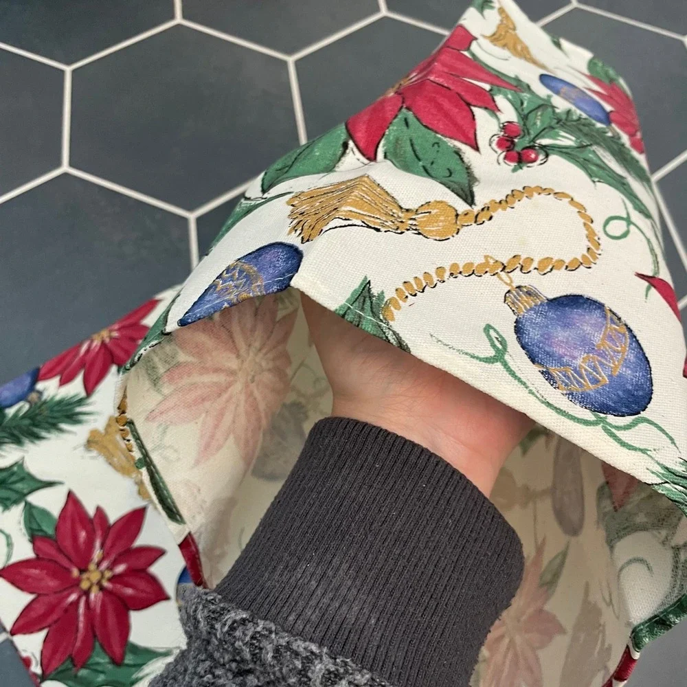 Christmas Poinsettia Holly Ornament Table Runner Tassel Green‎ Red